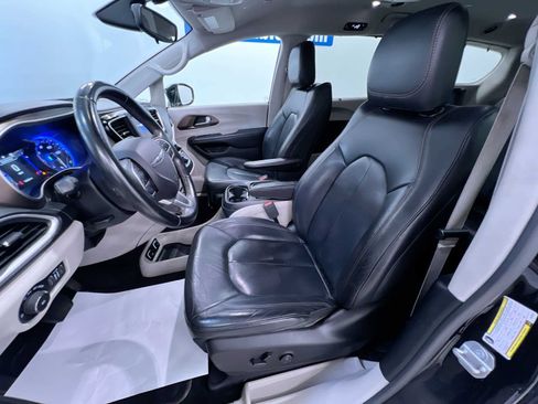 Used 2018 Chrysler Pacifica Touring-L w/ Tire & Wheel Group FWD image 14