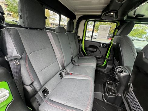 Used 2025 Jeep Gladiator Rubicon w/ Convenience Group AWD/4WD image 10