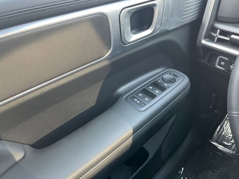 Used 2025 Hyundai Santa Fe SEL image 18