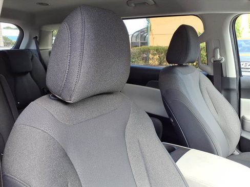 Used 2024 Kia Carnival LX image 22