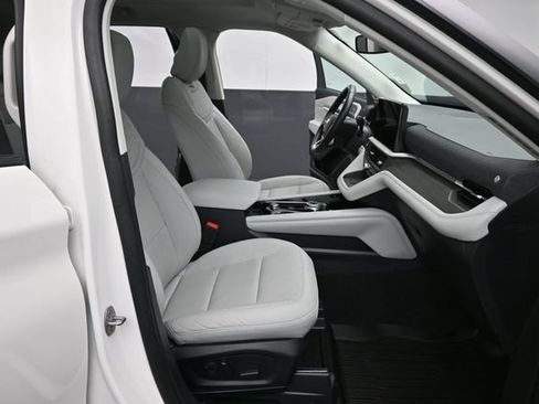 Certified 2025 Ford Explorer Platinum w/ Ultimate Package AWD/4WD image 32
