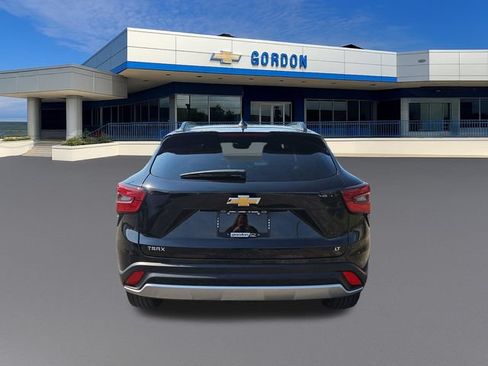 Used 2025 Chevrolet Trax LT FWD image 4