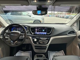 Used 2024 Chrysler Pacifica Touring-L video 2
