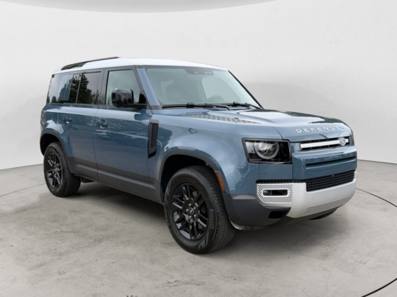 Used 2025 Land Rover Defender 110 S AWD/4WD image 2