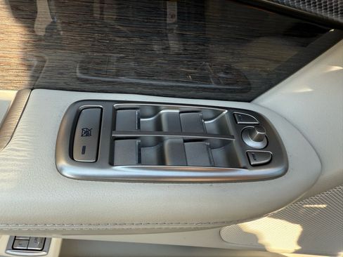 Used 2010 Jaguar XF R image 12