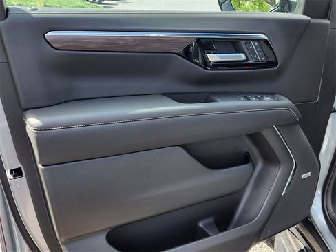 New 2026 Chevrolet Suburban Premier image 8