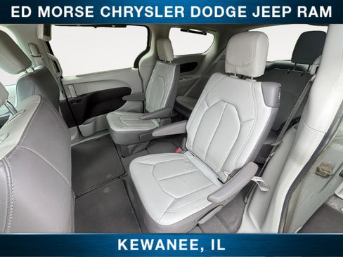Used 2019 Chrysler Pacifica Touring-L FWD image 13