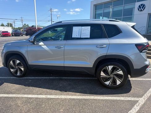 Certified 2025 Volkswagen Taos SE w/ Panoramic Sunroof Package AWD/4WD image 8