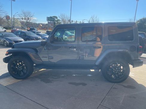 Used 2025 Jeep Wrangler Unlimited Sahara AWD/4WD image 7