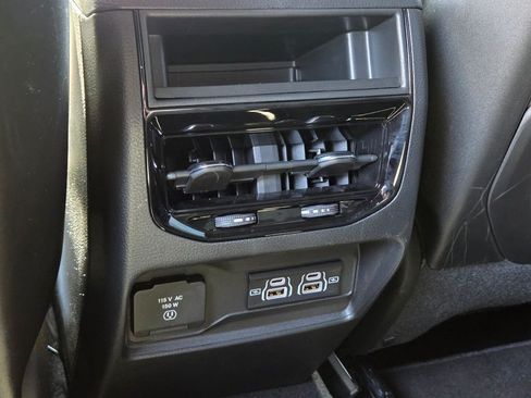 Used 2025 Jeep Grand Cherokee Laredo RWD image 16