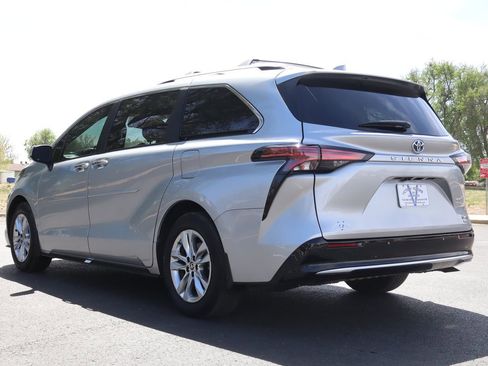 Used 2022 Toyota Sienna Limited image 7