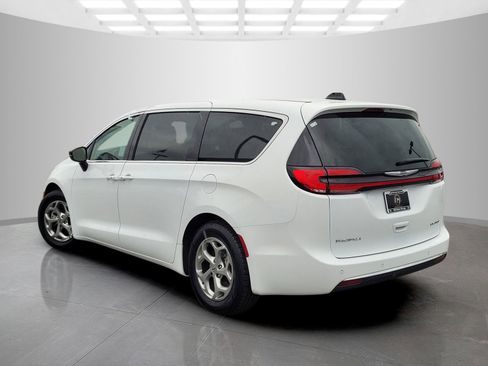 Used 2024 Chrysler Pacifica Limited FWD image 6