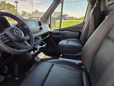 Used 2024 Mercedes-Benz Sprinter 2500 image 8