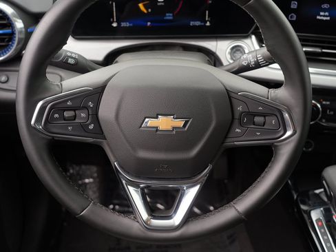 Certified 2025 Chevrolet Trax LT w/ LT Convenience Package FWD image 24
