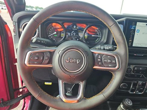 Used 2024 Jeep Wrangler Unlimited Sahara w/ Technology Group AWD/4WD image 15