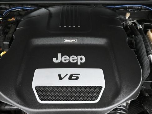 Used 2016 Jeep Wrangler Unlimited Rubicon w/ Connectivity Group AWD/4WD image 30