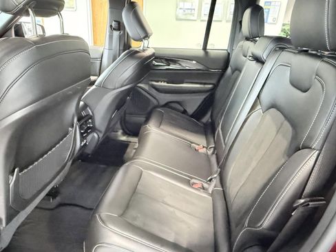 Used 2023 Jeep Grand Cherokee Altitude image 16