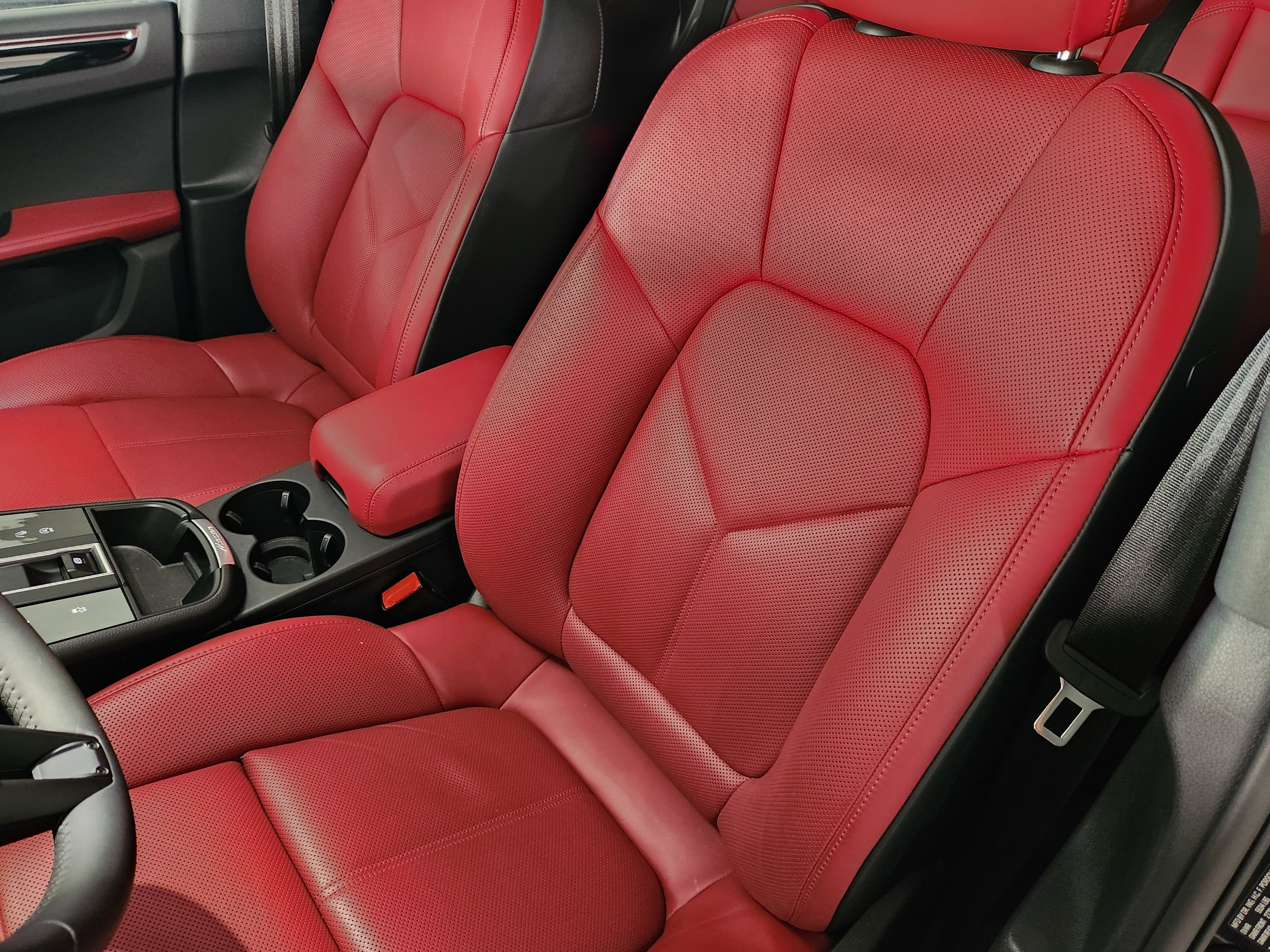 Certified 2026 Porsche Macan Turbo AWD/4WD image 6