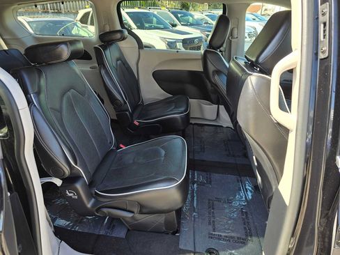 Used 2024 Chrysler Pacifica Limited FWD image 12