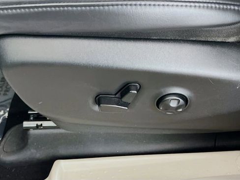 Used 2023 Chrysler Pacifica Touring-L FWD image 17