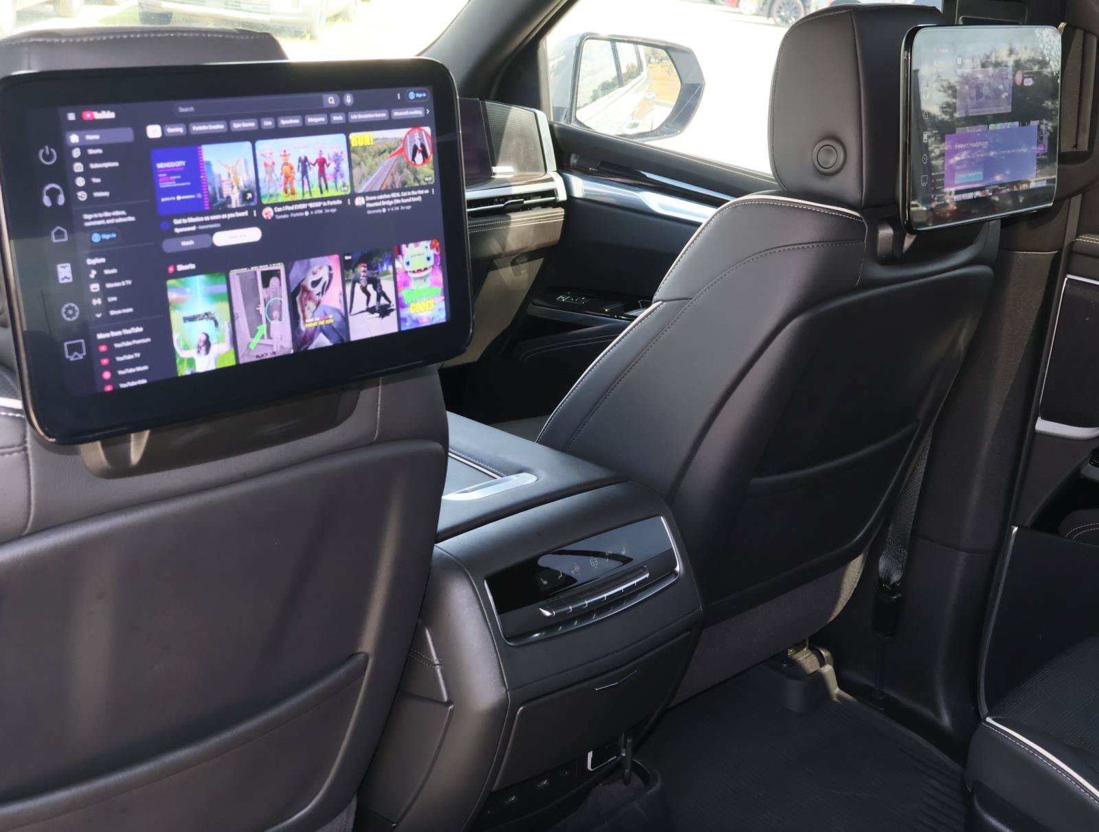 Certified 2025 Cadillac Escalade Premium Luxury w/ Touring Package AWD/4WD image 18
