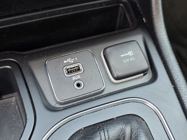 Used 2019 Jeep Cherokee Latitude Plus w/ Comfort/Convenience Group FWD image 39