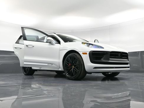 New 2026 Porsche Macan GTS image 38
