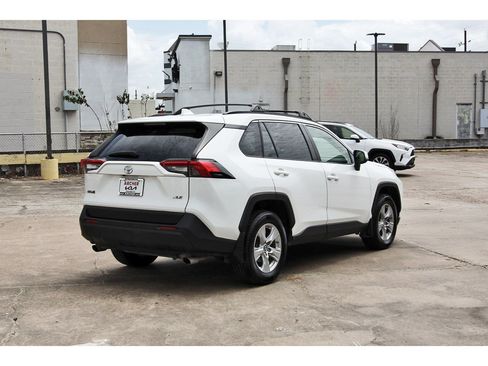 Used 2019 Toyota RAV4 XLE w/ Convenience Package FWD image 3