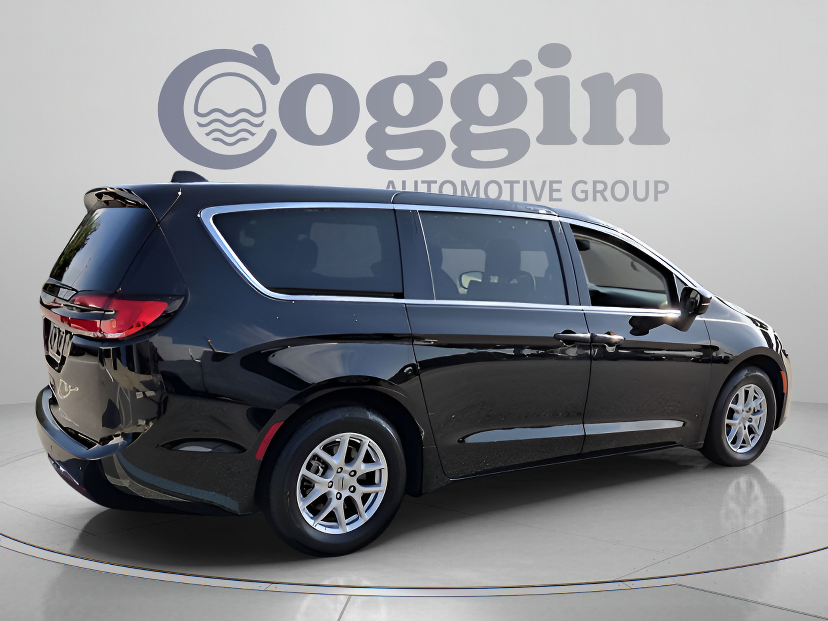 Used 2024 Chrysler Pacifica Touring-L FWD image 5