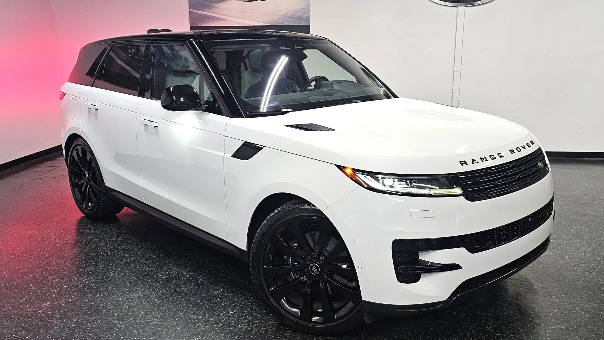 Used 2023 Land Rover Range Rover Sport SE AWD/4WD image 2