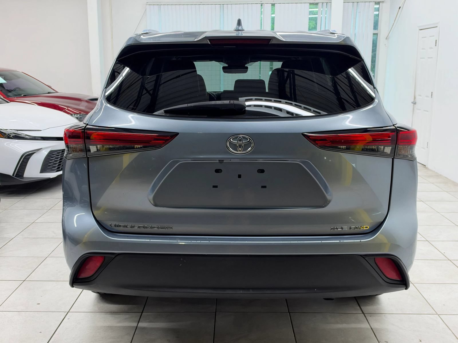 Used 2020 Toyota Highlander XLE AWD/4WD image 8