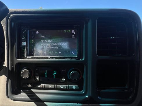 Used 2005 Chevrolet Silverado 2500 LT w/ Heavy-Duty Power Package RWD image 13