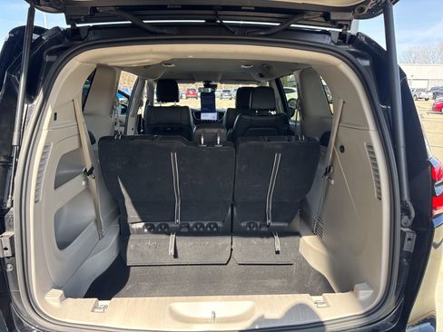 Used 2024 Chrysler Pacifica Touring-L image 36