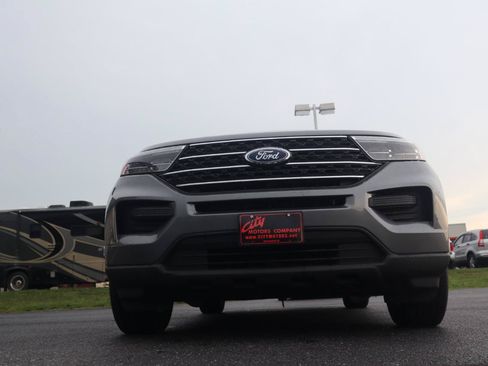 Used 2023 Ford Explorer XLT AWD/4WD image 5