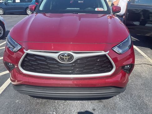 Used 2023 Toyota Highlander LE FWD image 2