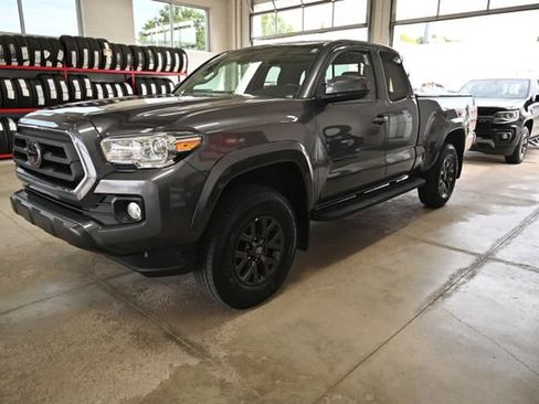 Used 2022 Toyota Tacoma SR5 AWD/4WD image 9