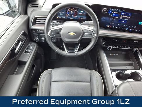 Used 2025 Chevrolet Suburban Premier AWD/4WD image 3