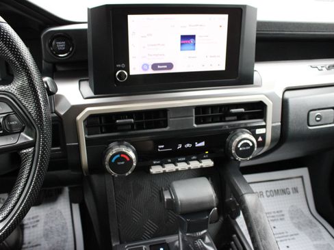 Used 2025 Toyota Tacoma SR5 AWD/4WD image 32