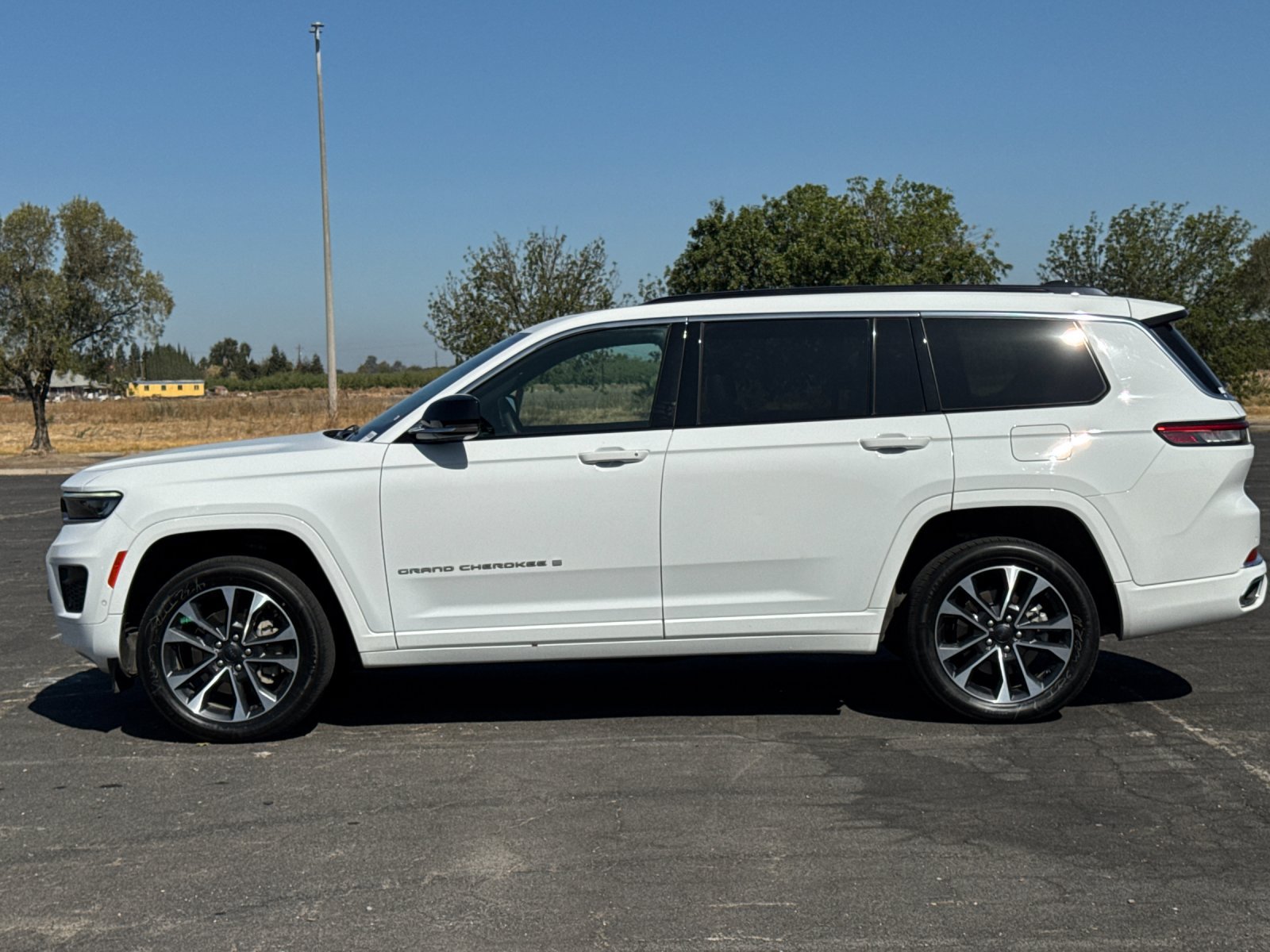 Used 2024 Jeep Grand Cherokee L Overland w/ Trailer Tow Package AWD/4WD image 7