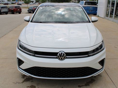 Used 2025 Volkswagen Jetta SEL FWD image 2