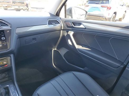 Used 2024 Volkswagen Tiguan SE image 8
