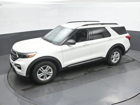 Used 2020 Ford Explorer XLT w/ Equipment Group 202A AWD/4WD image 39