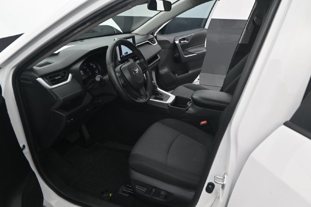 Used 2024 Toyota RAV4 XLE FWD image 4