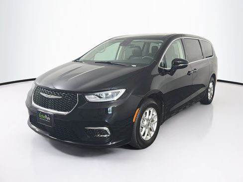 Used 2024 Chrysler Pacifica Touring-L FWD image 3
