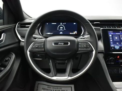 Used 2024 Jeep Grand Cherokee L Laredo image 20