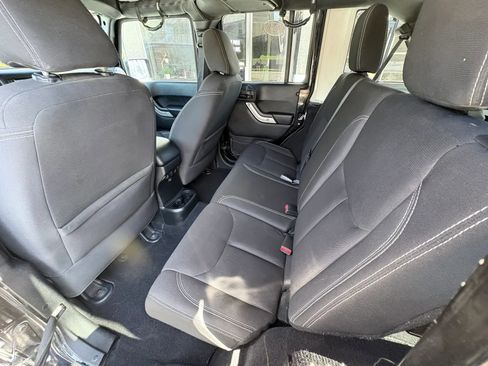 Used 2015 Jeep Wrangler Unlimited Sahara w/ Connectivity Group AWD/4WD image 14