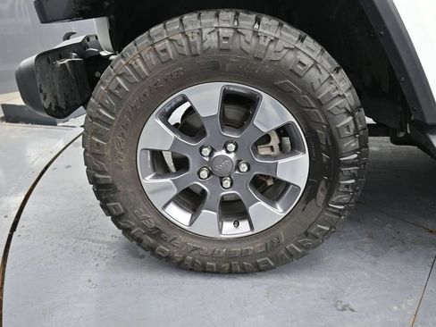 Used 2018 Jeep Wrangler Unlimited Sahara AWD/4WD image 11