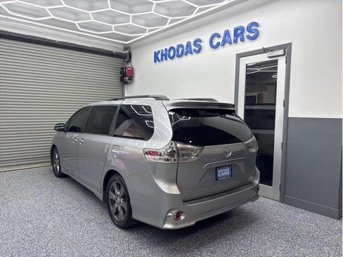 Used 2017 Toyota Sienna SE Premium image 3