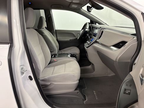 Used 2020 Toyota Sienna LE w/ Carpet Mat Package FWD image 29