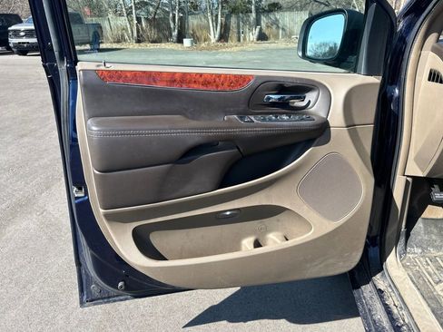 Used 2015 Chrysler Town & Country Touring-L w/ Driver Convenience Group image 13